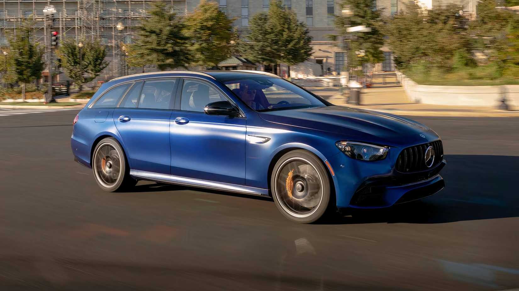 2023 Mercedes-AMG E63 S Wagon em azul dirigindo nas ruas da cidade