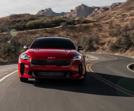 Foto frontal de um Kia Stinger GT2 2023