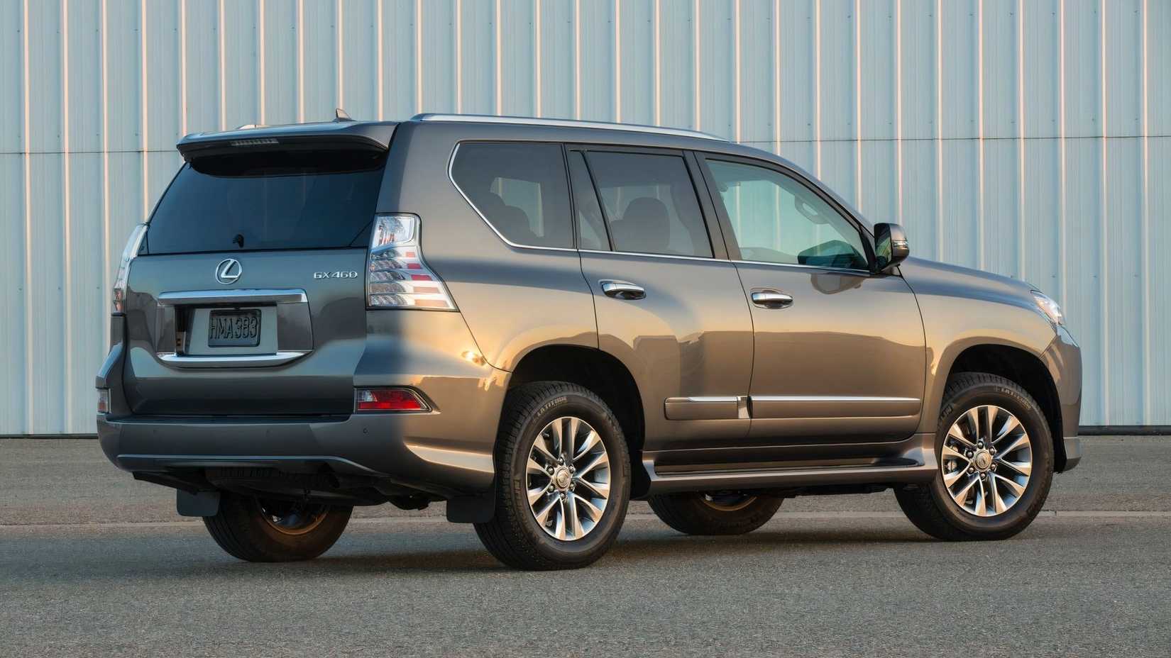 Foto traseira 3/4 de um Lexus GX 460 2018