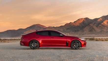 Fotografia lateral de um Kia Stinger GT2 2023 estacionado fora de estrada