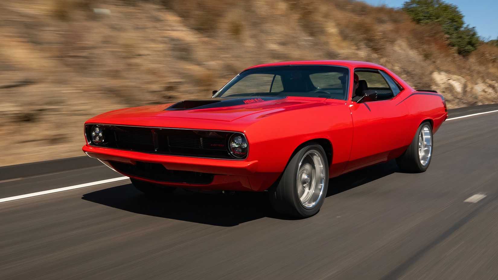 na estrada com um RestoMods RM28 1970 Hemi 'Cuda