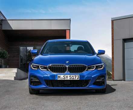 Foto frontal de um BMW Série 3 2020