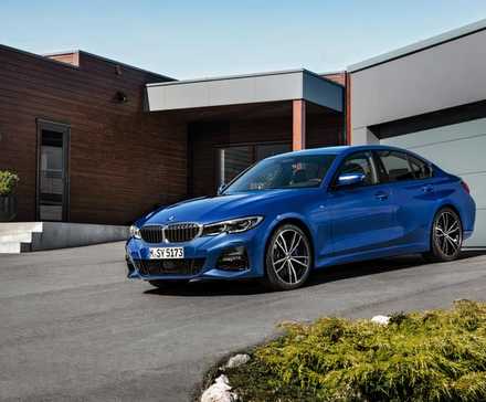 Foto frontal 3/4 de um BMW Série 3 2020