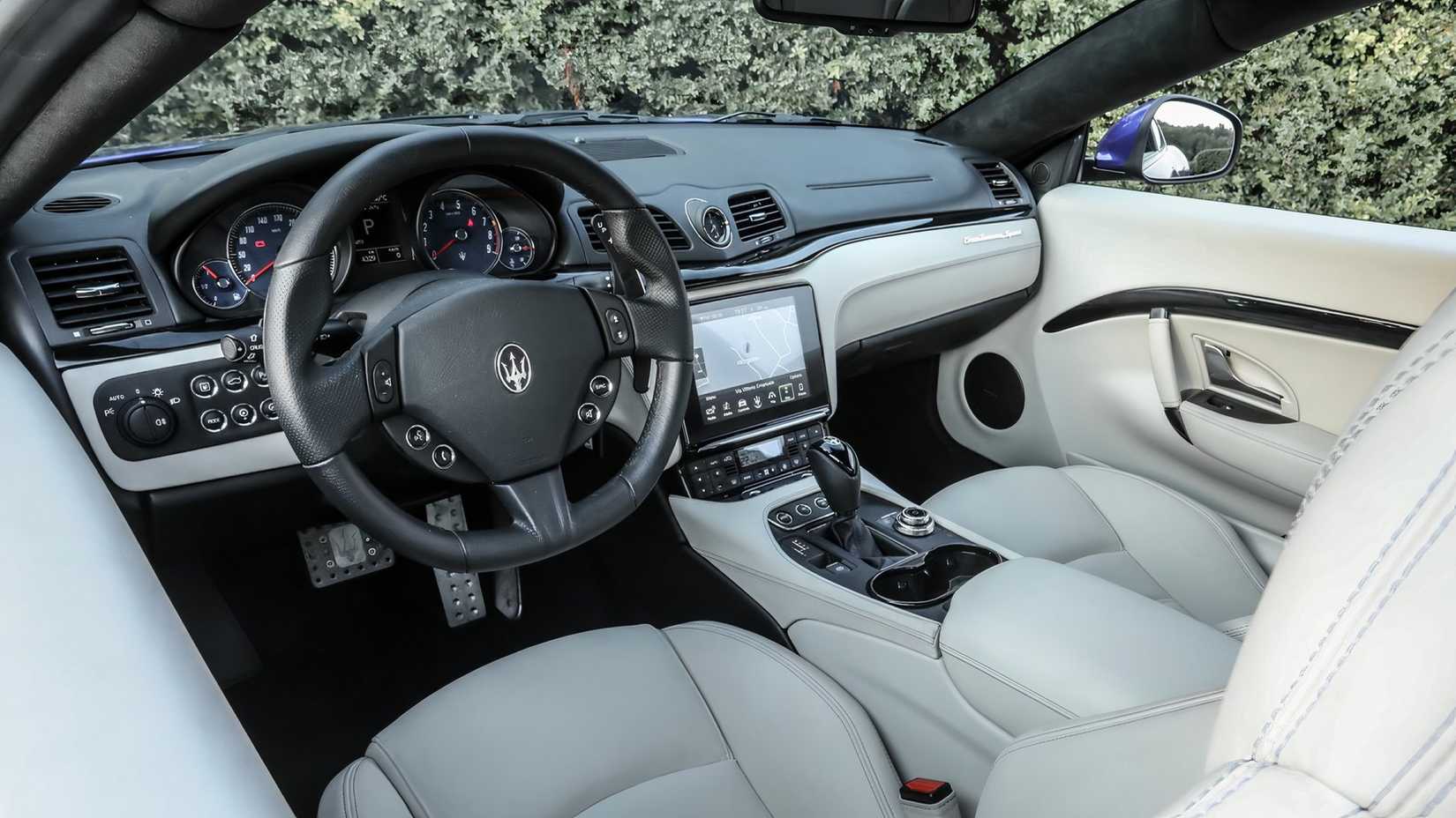 Interior do Maserati GranTurismo 2018, detalhe da frente