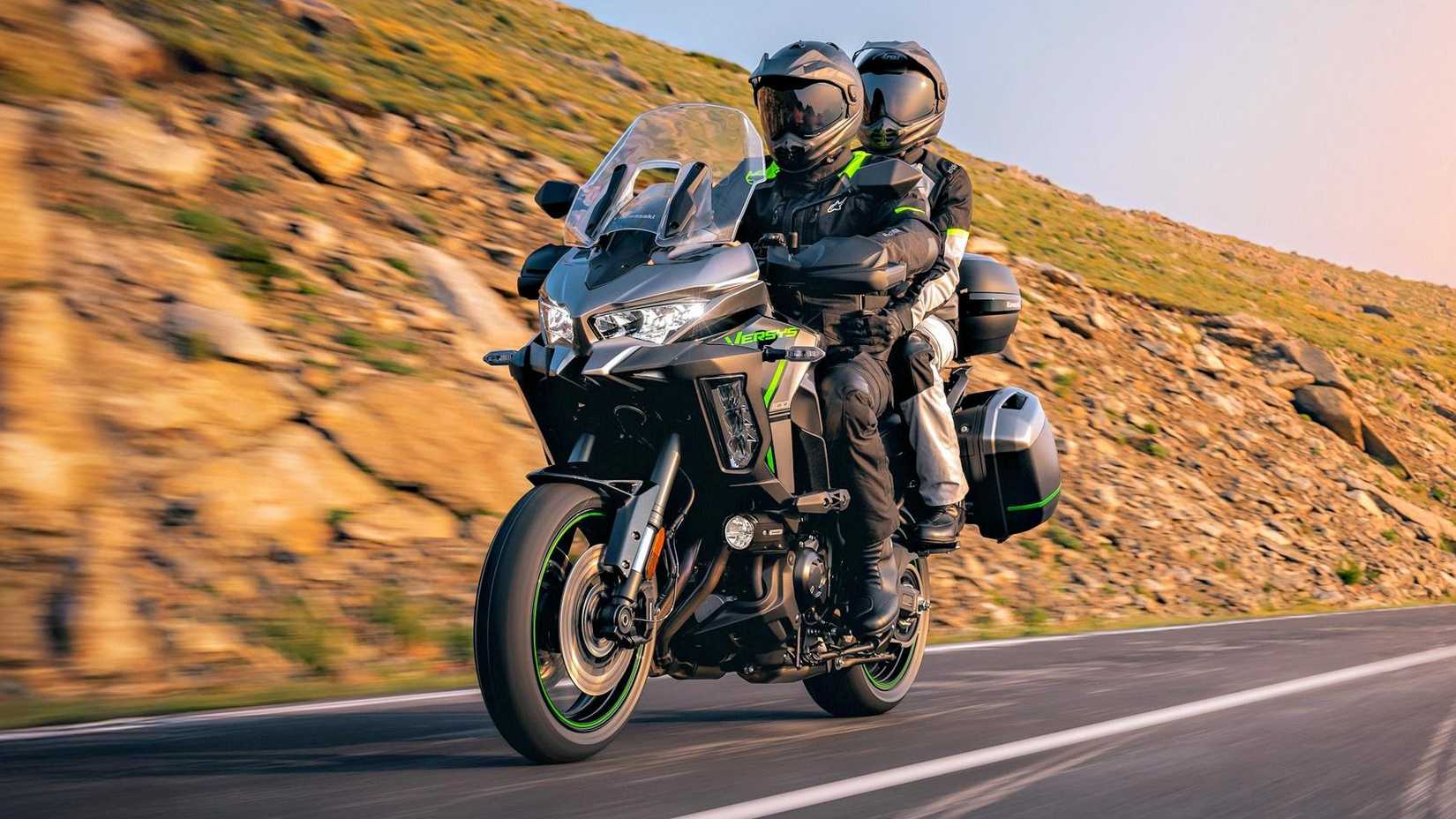 Piloto e passageiro em uma Kawasaki Versys 1100 SE LT 2025