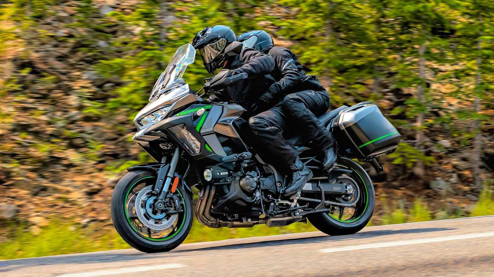 Piloto e passageiro em uma Kawasaki Versys 1100 SE LT 2025