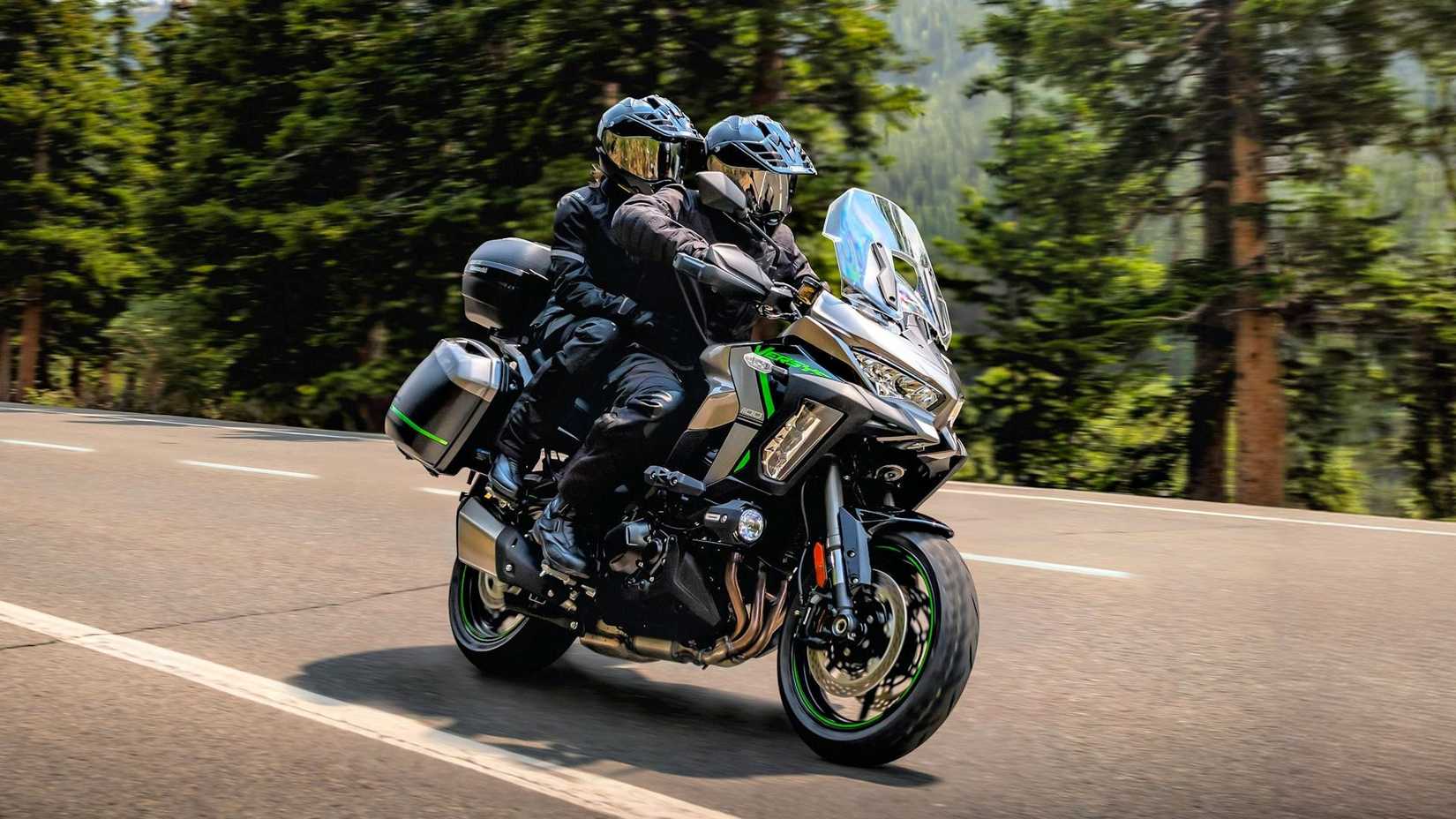 Piloto e passageiro em uma Kawasaki Versys 1100 SE LT 2025