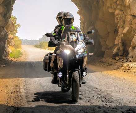 Piloto e passageiro em uma Kawasaki Versys 1100 SE LT 2025