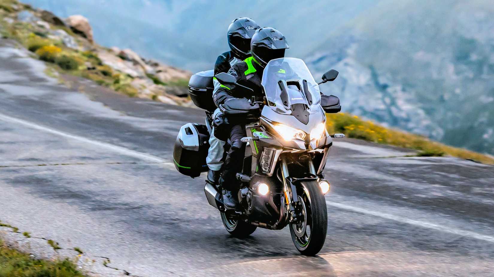 Piloto e passageiro em uma Kawasaki Versys 1100 SE LT 2025 com acessórios