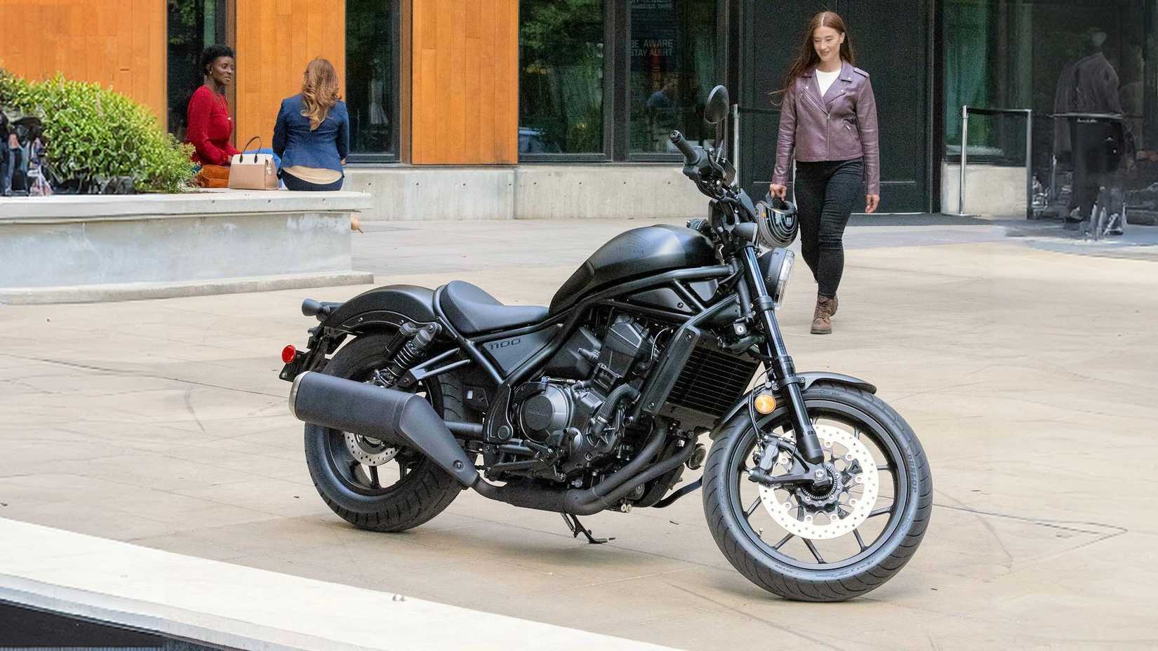 Piloto se aproximando de uma Honda Rebel 1100 2025