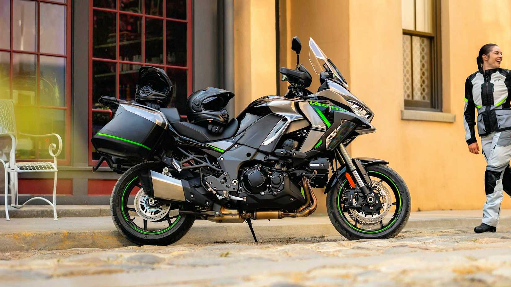 Piloto se aproximando de uma Kawasaki Versys 1100 SE LT 2025