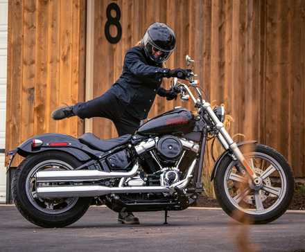 Piloto montando uma Harley-Davidson Softail Standard 2024