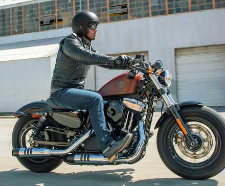 Piloto em uma Harley-Davidson Quarenta e Oito 2018