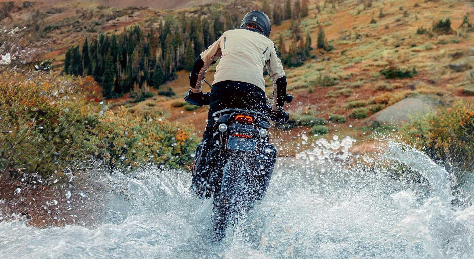 2024 Harley-Davidson Pan America 1250 Special espirrando em um riacho