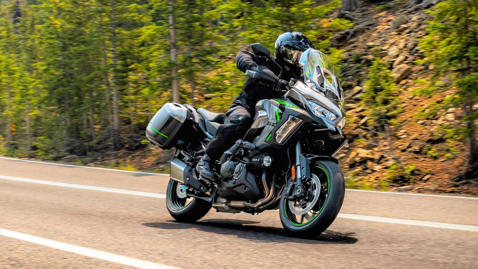 Piloto em uma Kawasaki Versys 1100 SE LT 2025
