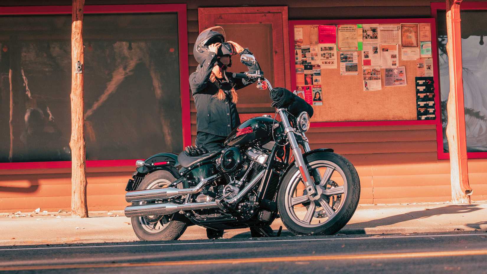 Piloto ao lado de uma Harley-Davidson Softail Standard 2024