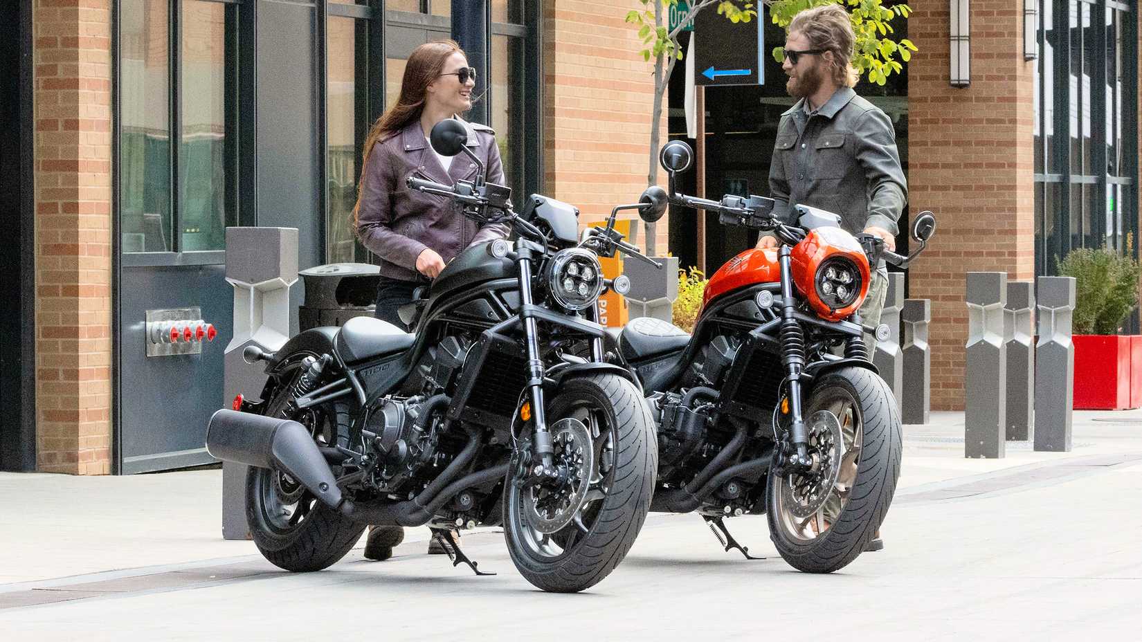 Pilotos ao lado de um par de motocicletas Honda Rebel 1100 2025