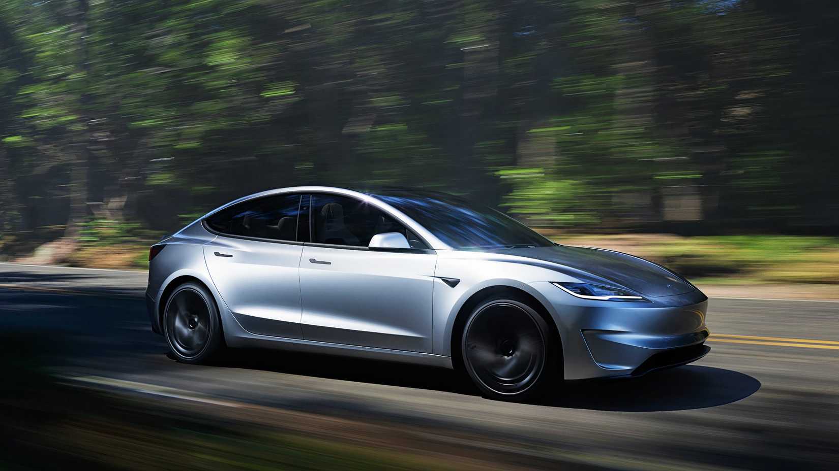 Um Tesla Model 3 Performance cinza está dirigindo.