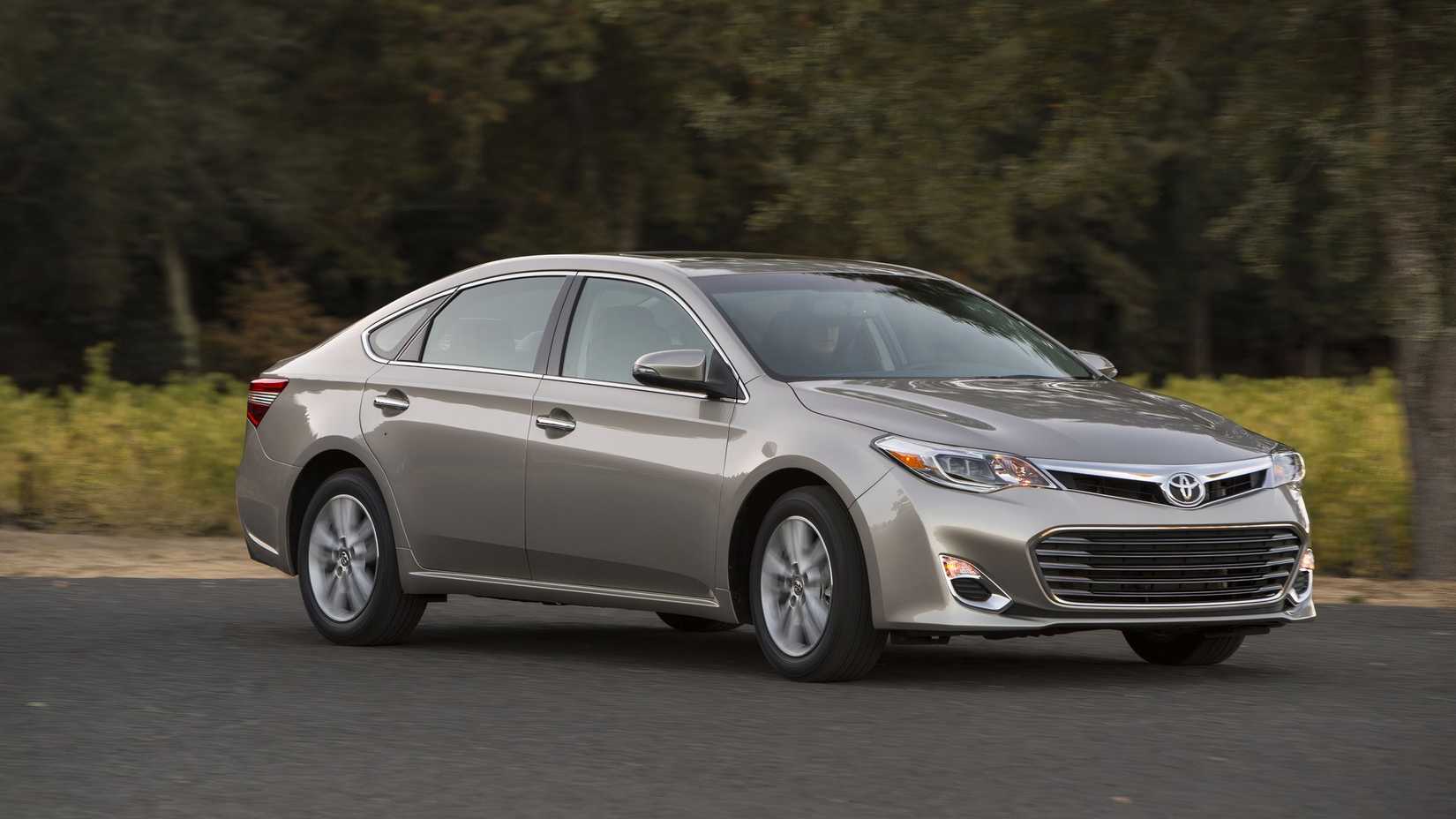 Foto frontal de um Toyota Avalon 2013 em movimento