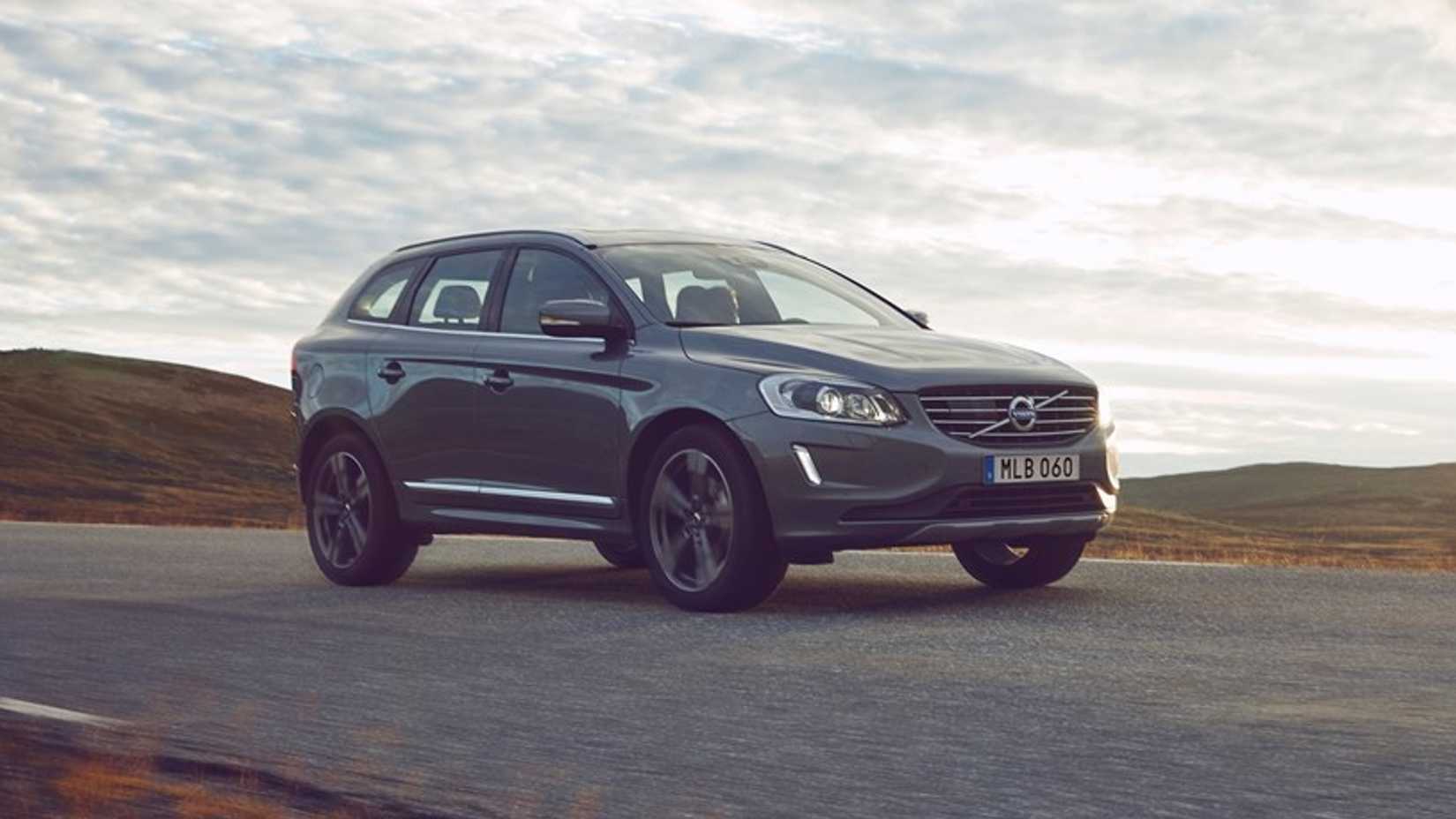 Gray 2017 Volvo XC60 front 3/4