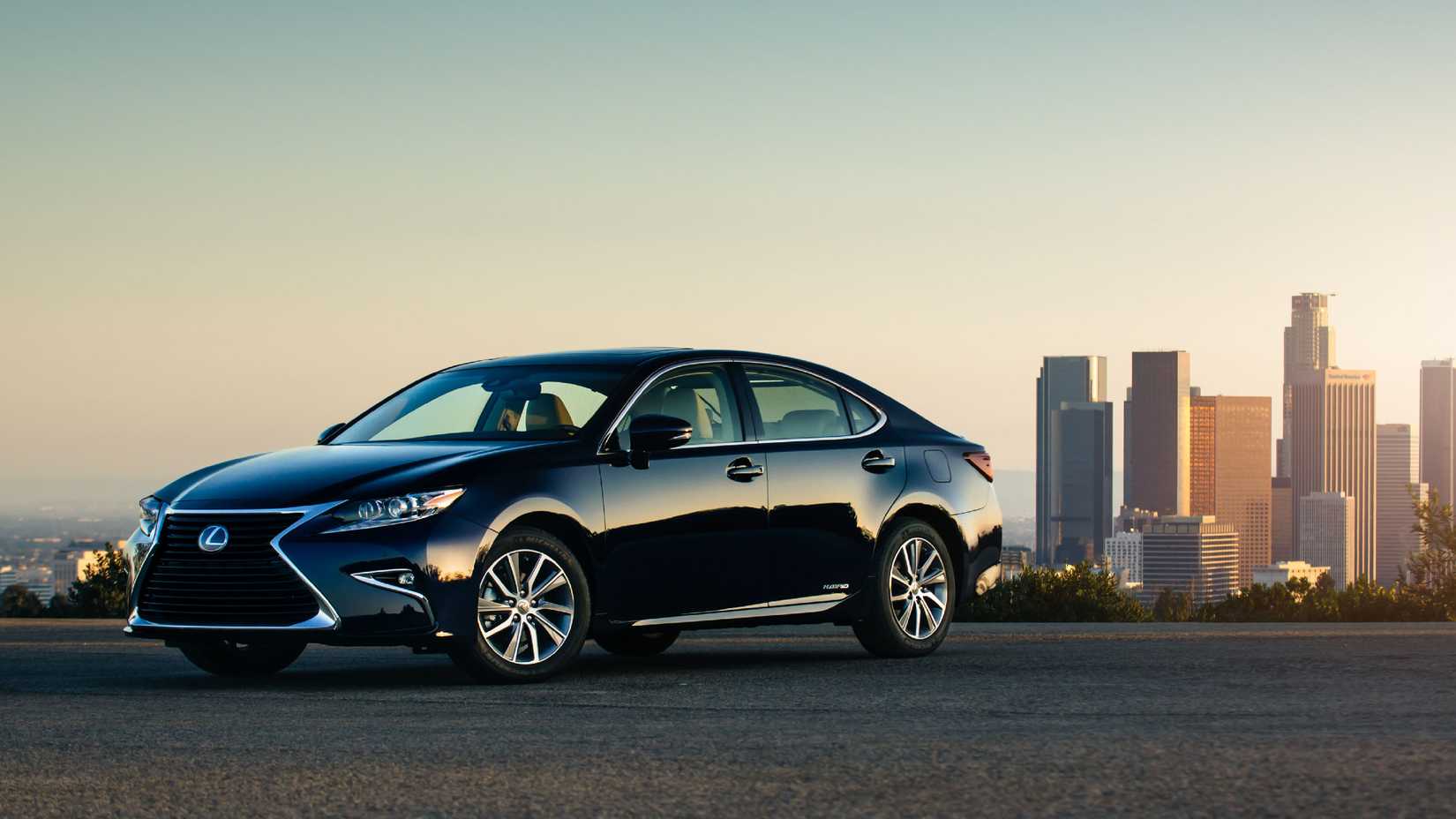 2018 Lexus ES 300h Side Shot