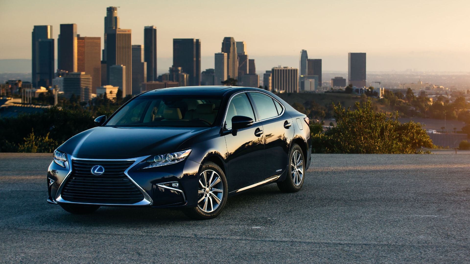 2018 Lexus ES 300h Front And Side Shot