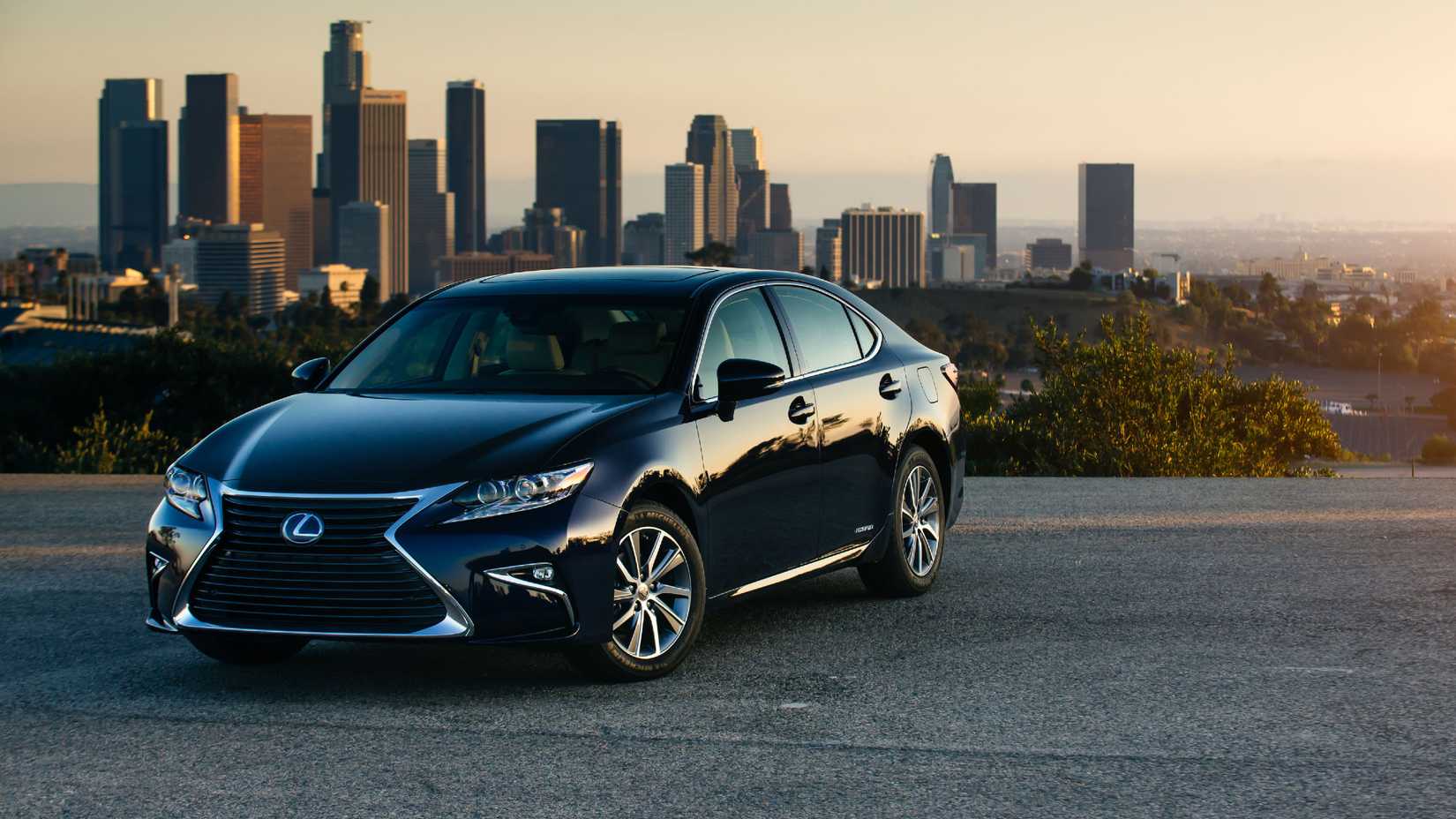 2018 Lexus ES 300h Front And Side Shot