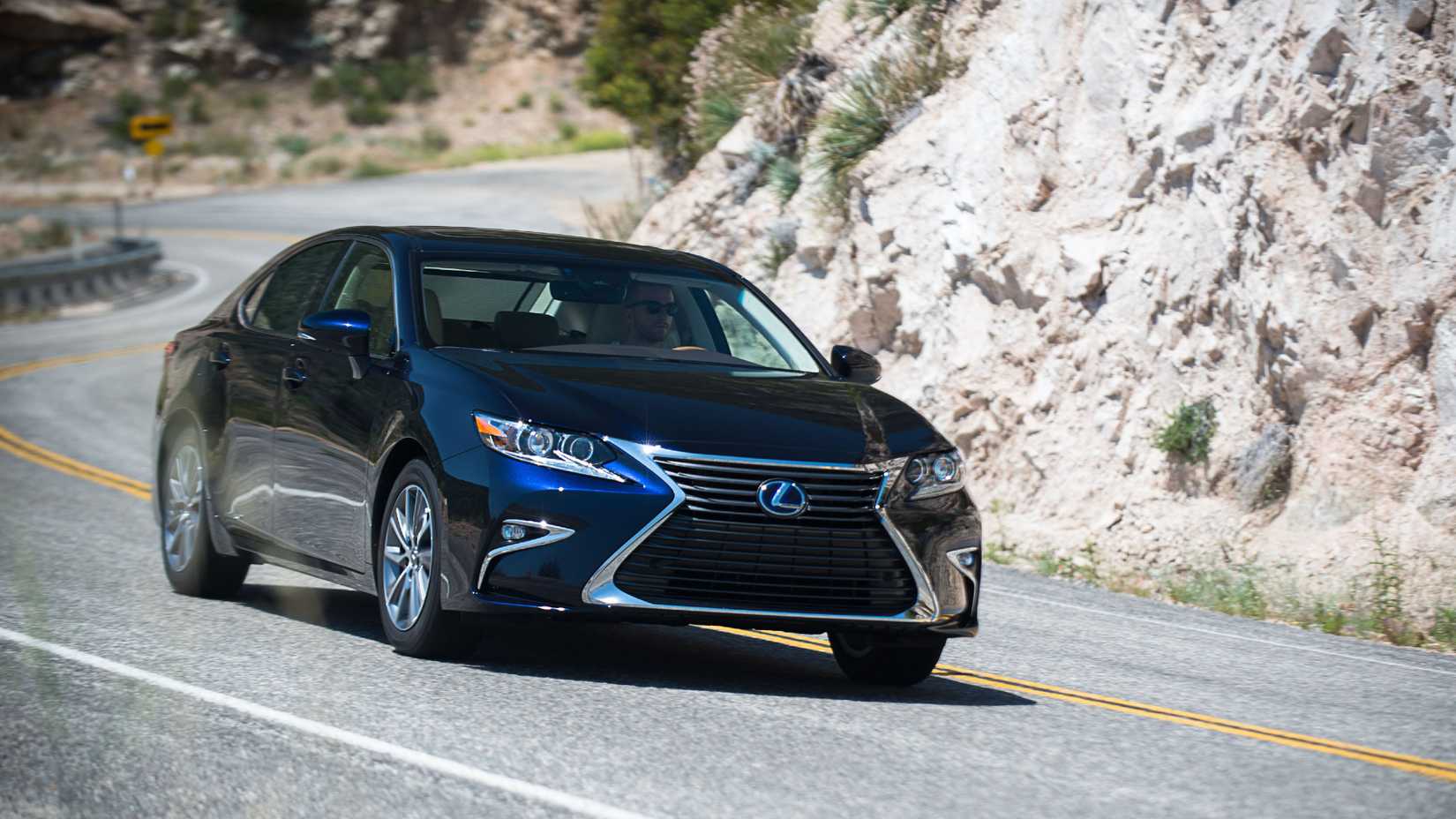 2018 Lexus ES 300h Front Shot