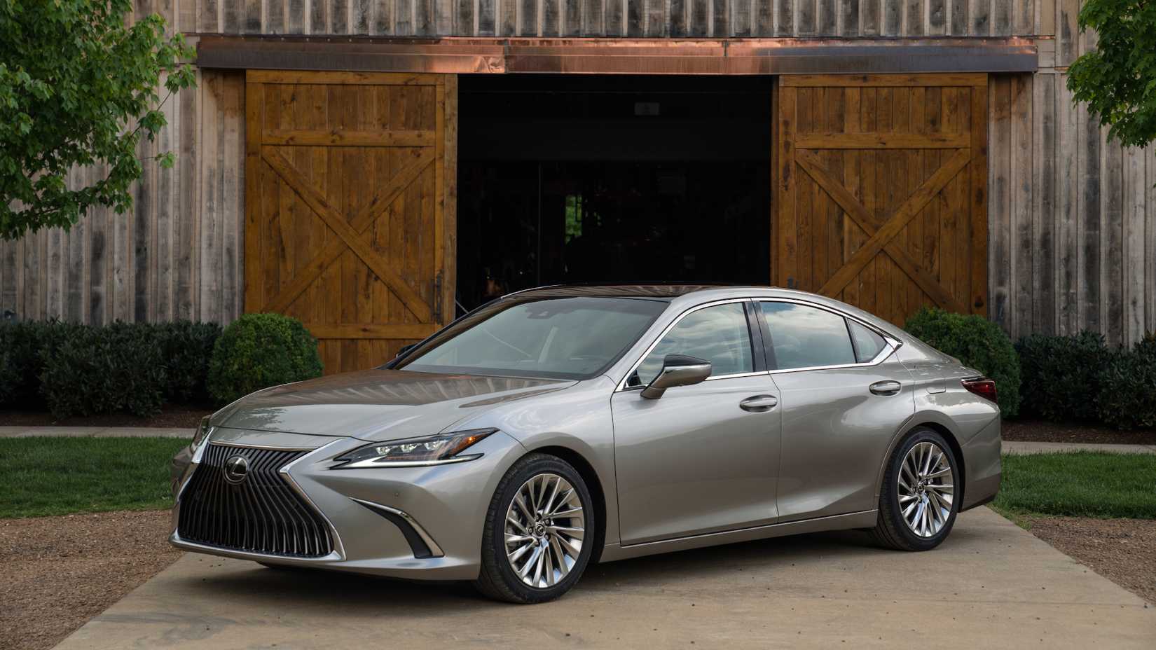 2019 Lexus ES 300h na frente das portas do celeiro