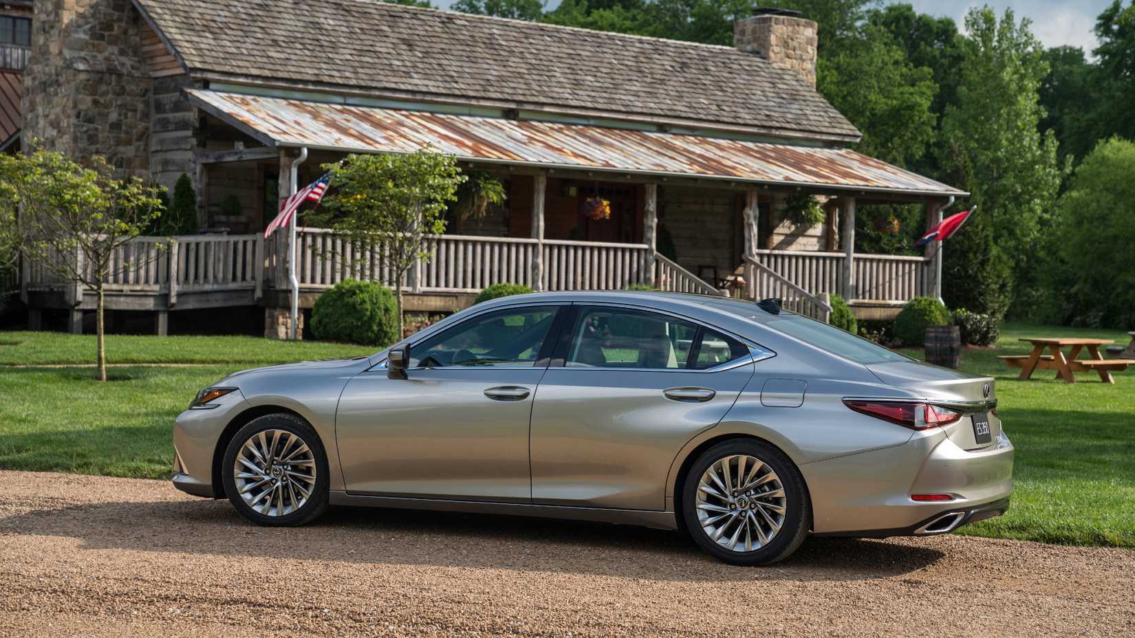 2019 Lexus ES 300h estacionado fora de casa