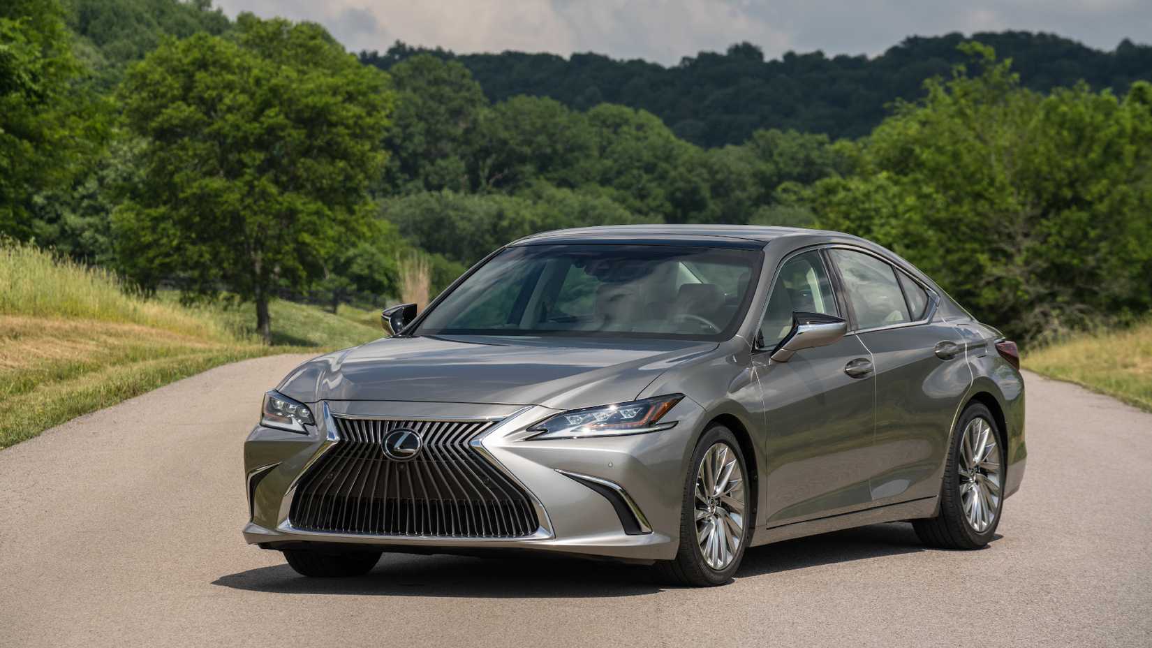 2019 Lexus ES 300h estacionado de lado na estrada