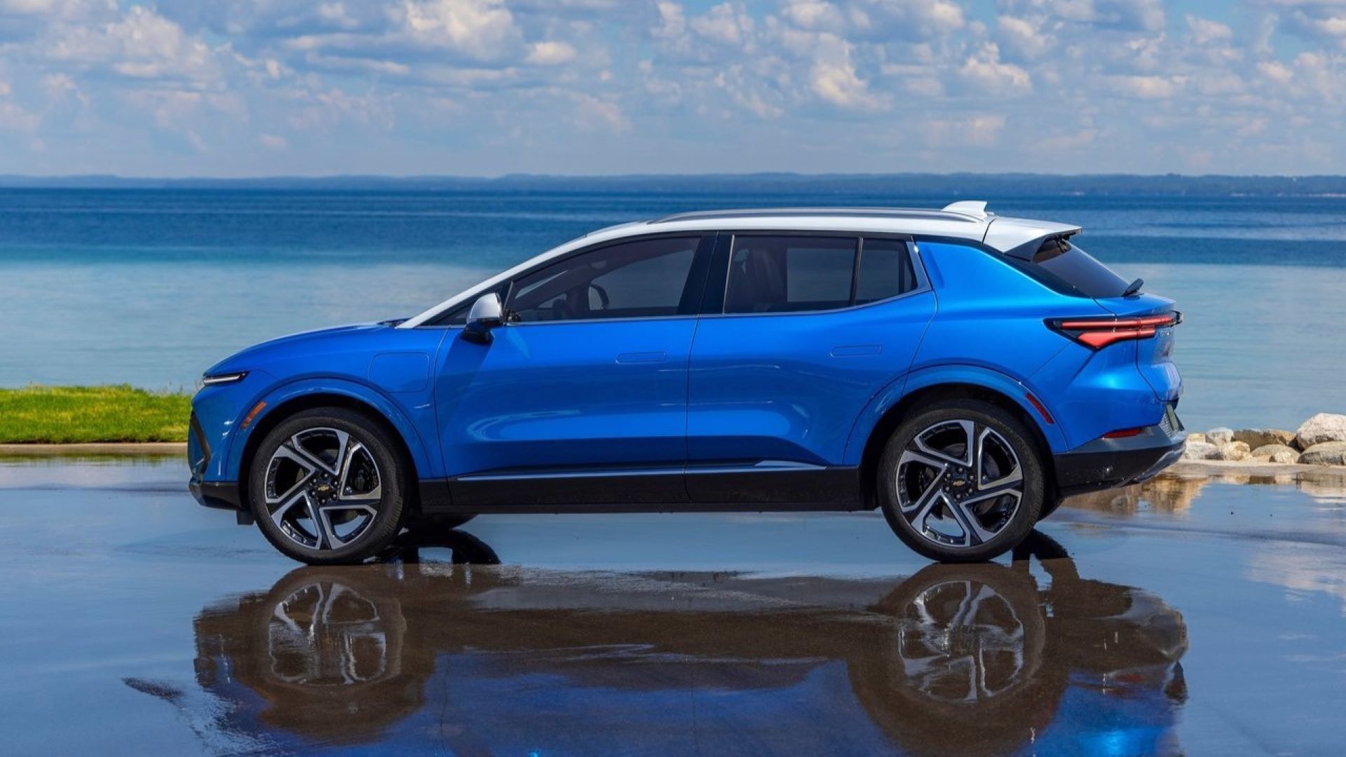Side shot of a 2025 Chevrolet Blazer EV