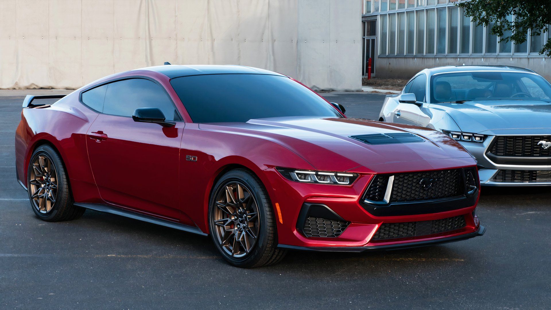 2024 Ford Mustang GT estacionado ao lado de outro Mustang