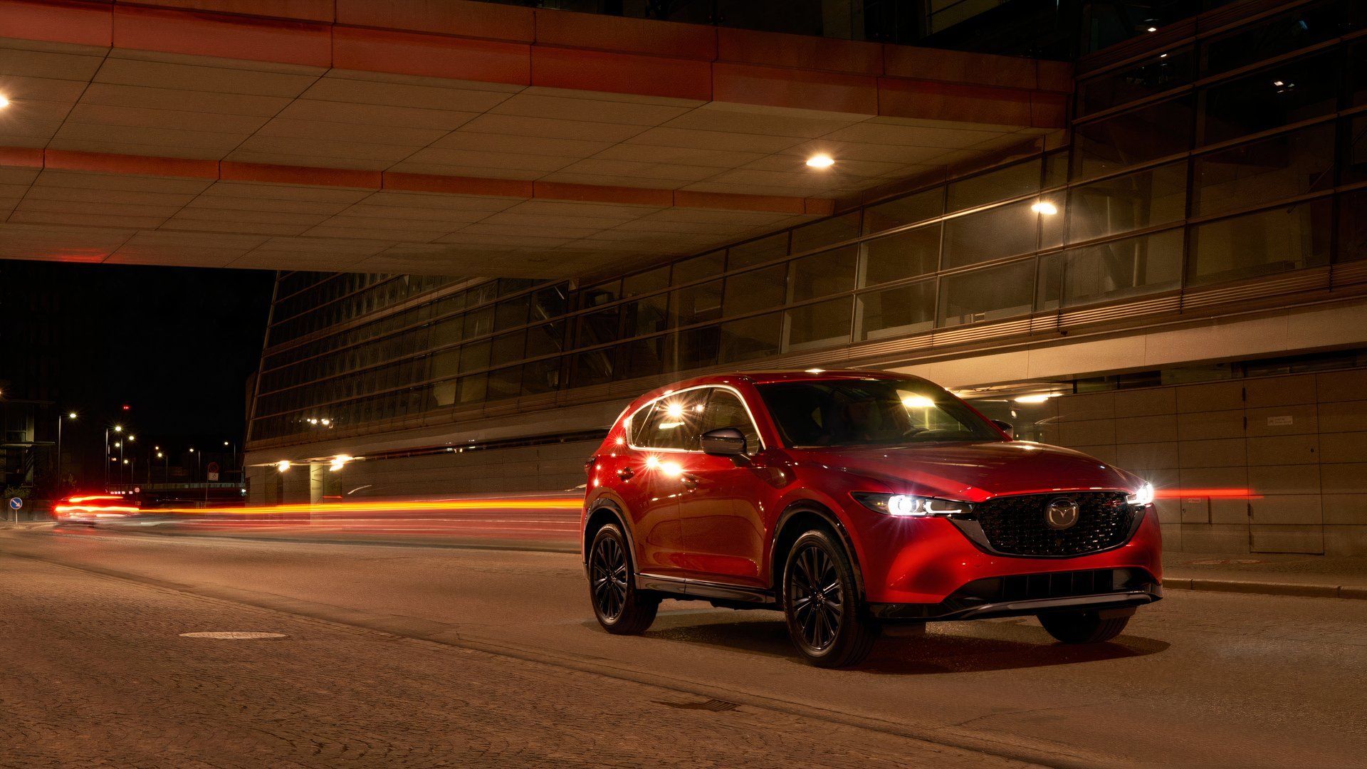 2024 Mazda CX-5 dirigindo debaixo de uma ponte