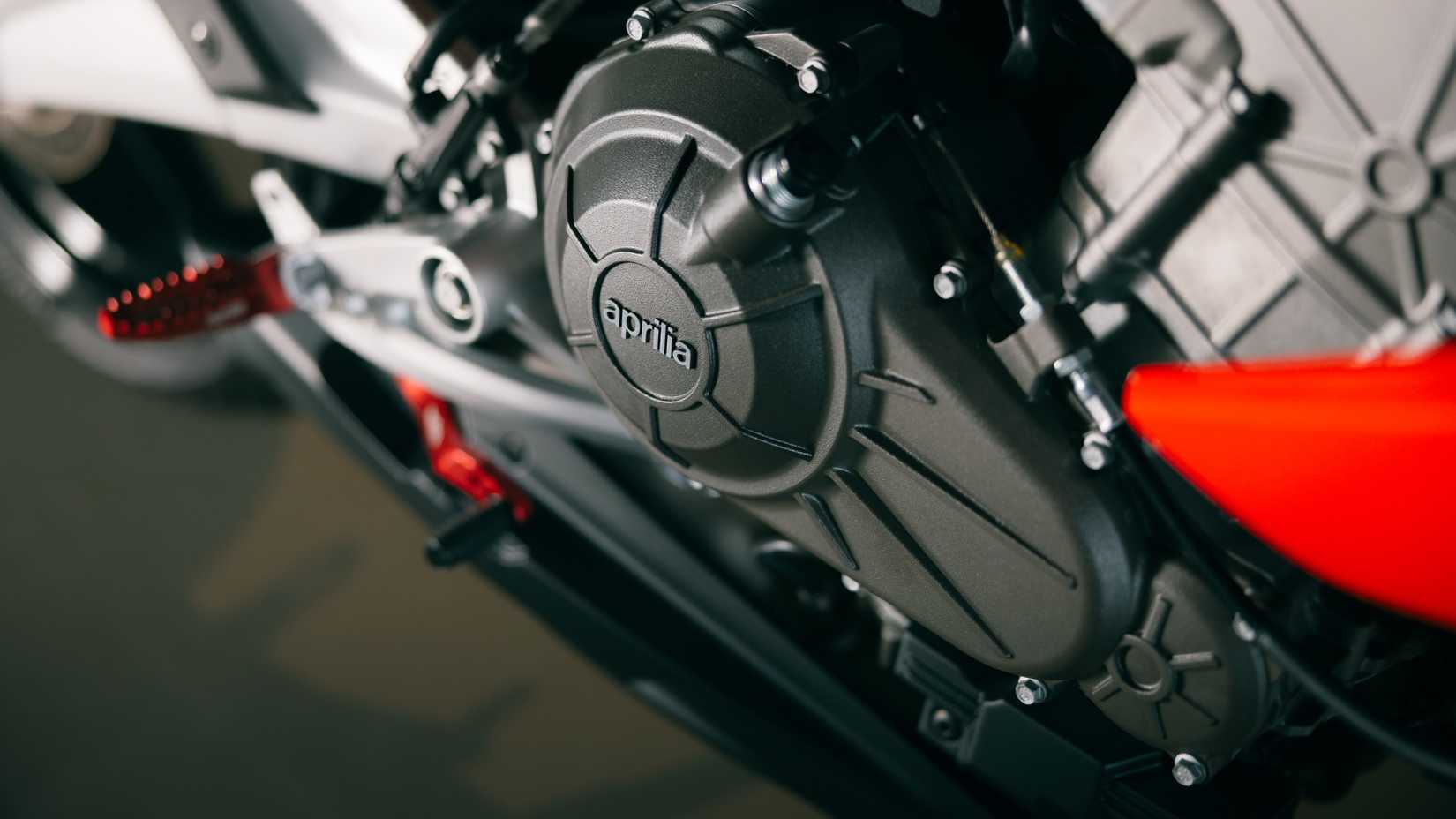 Foto em close do motor Aprilia Tuono 457 2025
