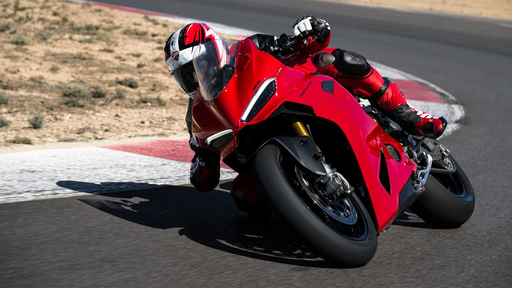 2025 Ducati Panigale V2 virando à direita na pista