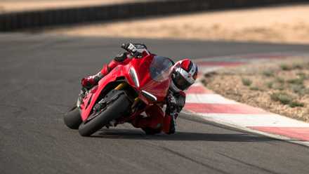 2025 Ducati Panigale V2 S Ação (3)