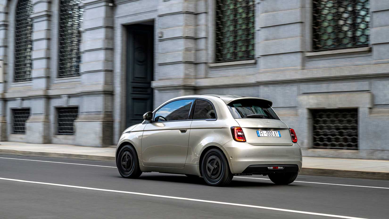 2025 Fiat 500e Giorgio Armani Edition TopSpeed (10)