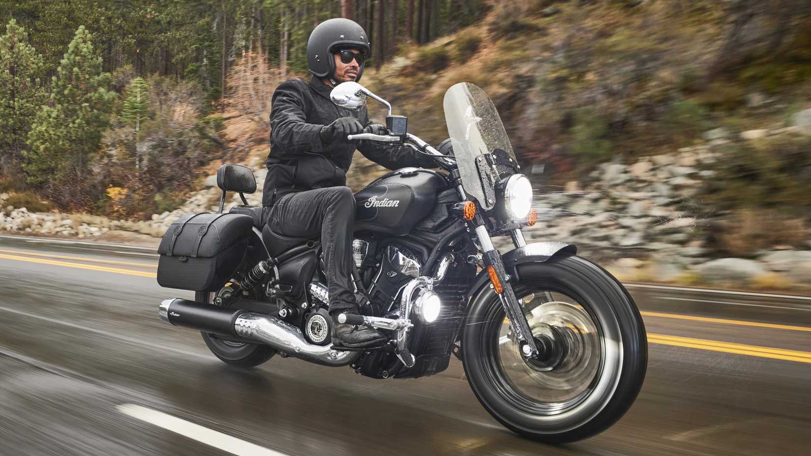 2025 Indian Super Scout na estrada acelerando a visão