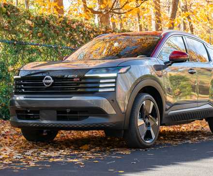 2025 Nissan Kicks SR AWD, front 3/4