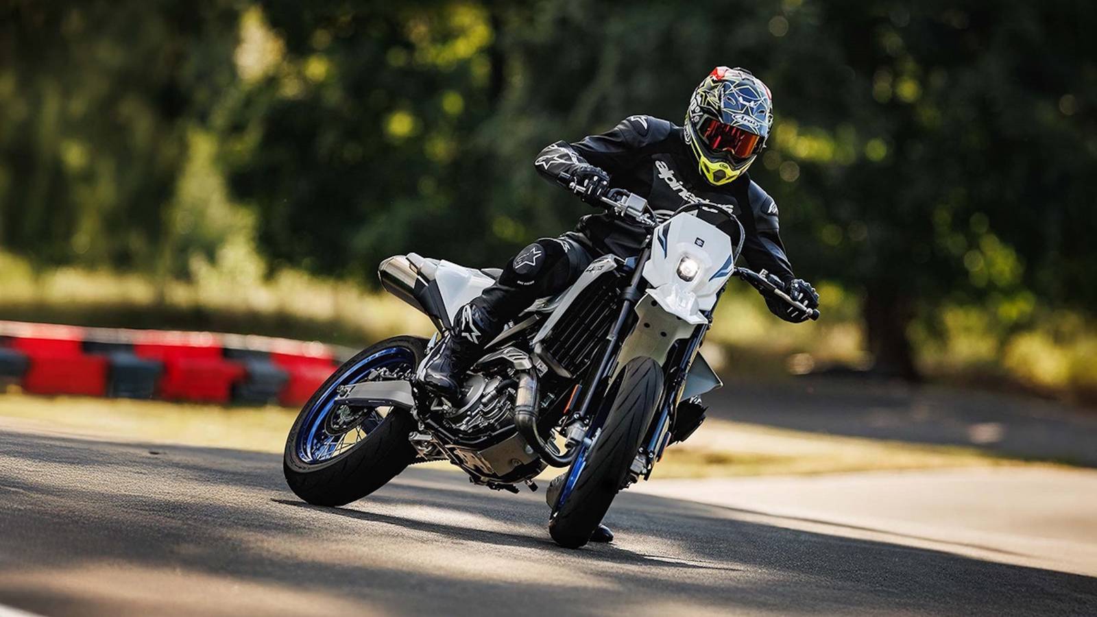 Una moto sportiva con sospensioni regolabili e tecnologia moderna, ideale per uso quotidiano e weekend