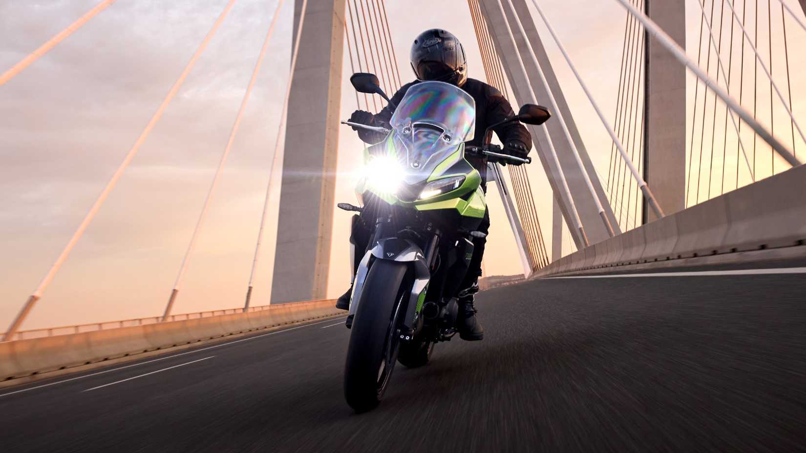 2025 Triumph Tiger Sport 660 Action (1)