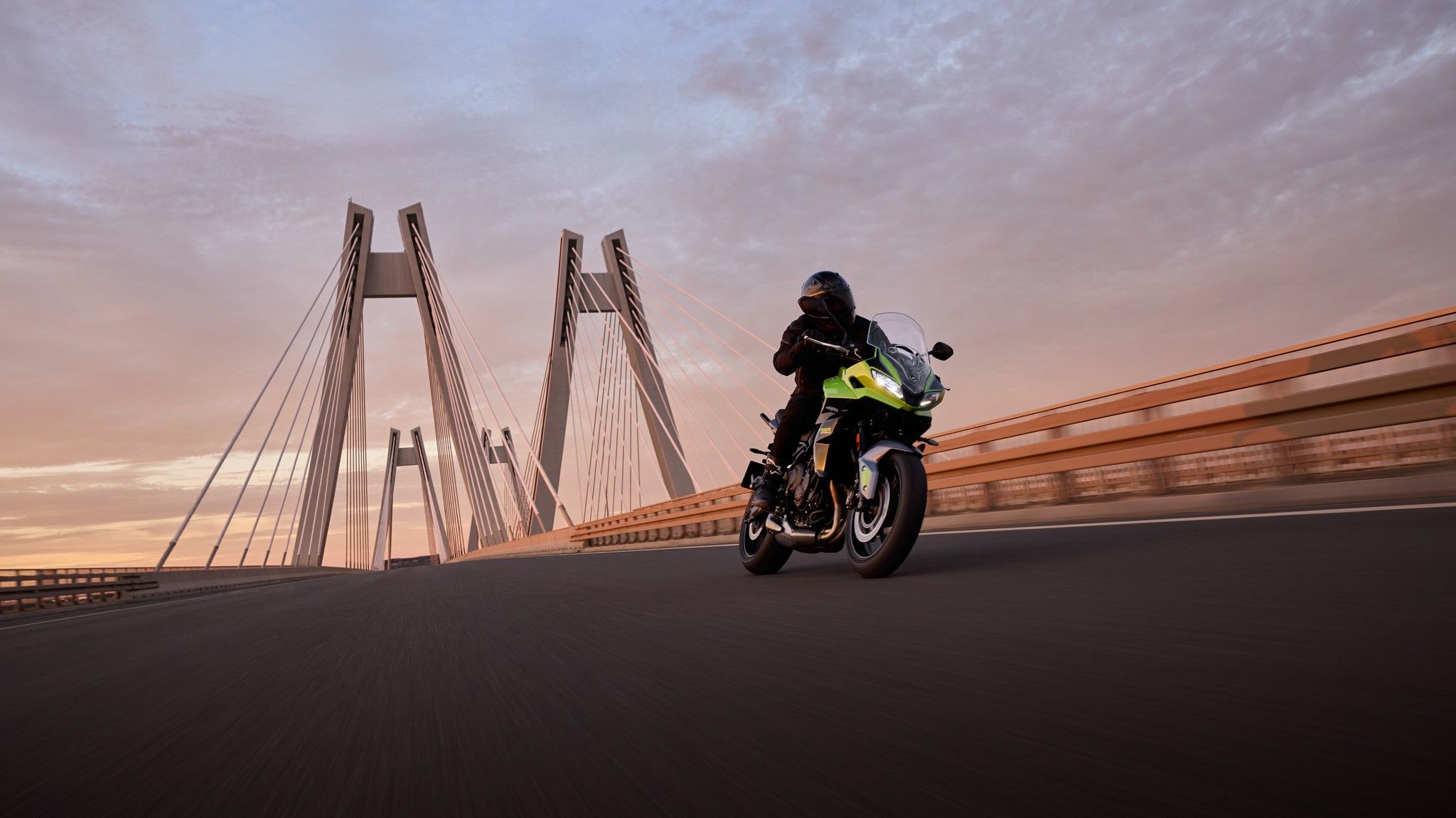 2025 Triumph Tiger Sport 660 Action (2)