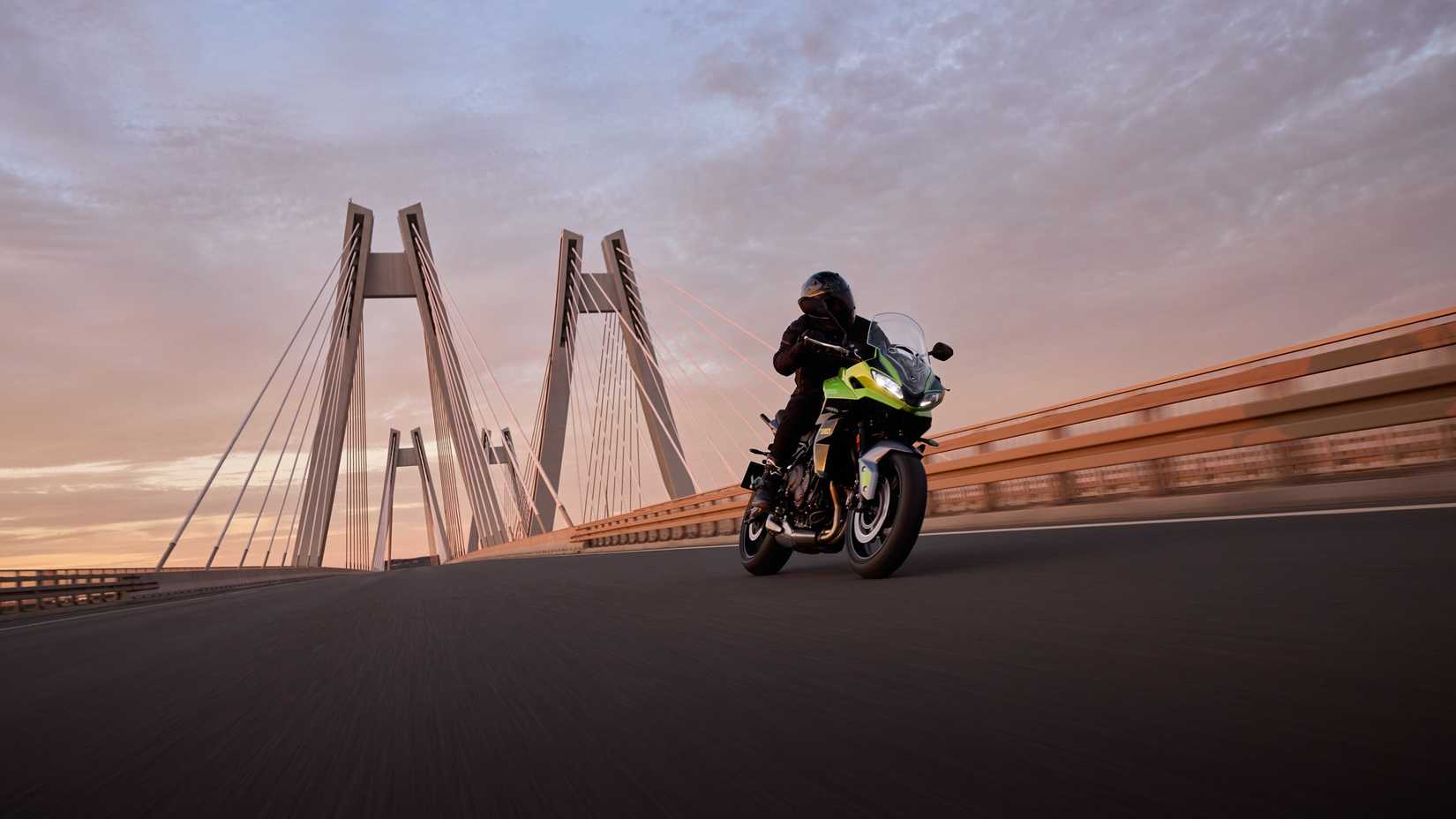 2025 Triumph Tiger Sport 660 Action (2)