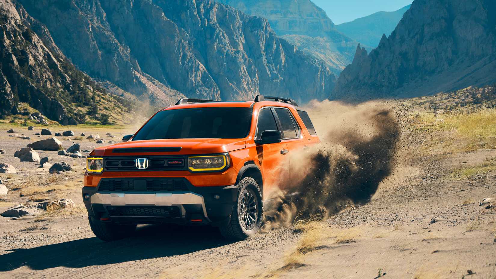 2026 Honda Passport TrailSport em laranja dirigindo pelo deserto