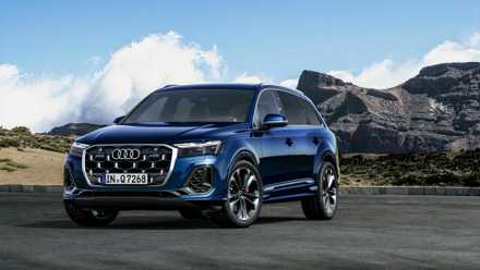 Front 3/4 shot of a 2025 Audi Q7