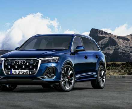 Front 3/4 shot of a 2025 Audi Q7