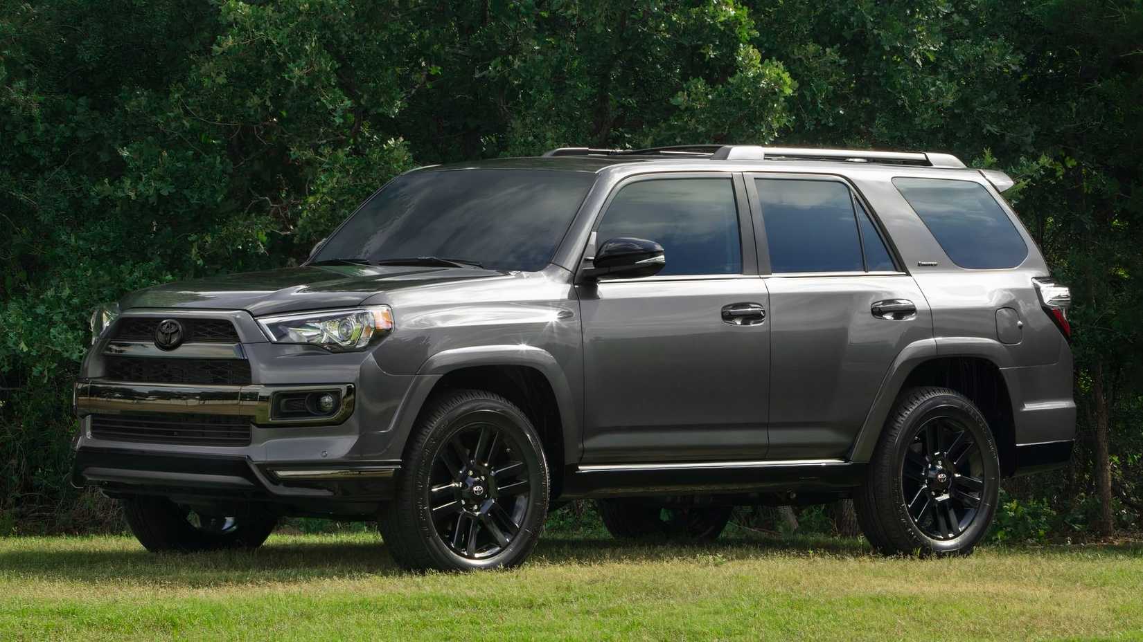 Foto frontal 3/4 de um Toyota 4Runner 2019