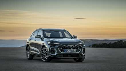 Foto frontal 3/4 de um Audi Q5 2025