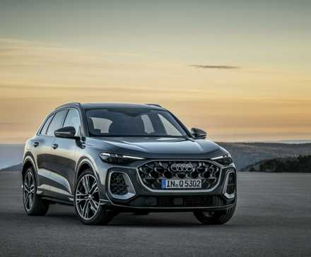 Front 3/4 shot of a 2025 Audi Q5